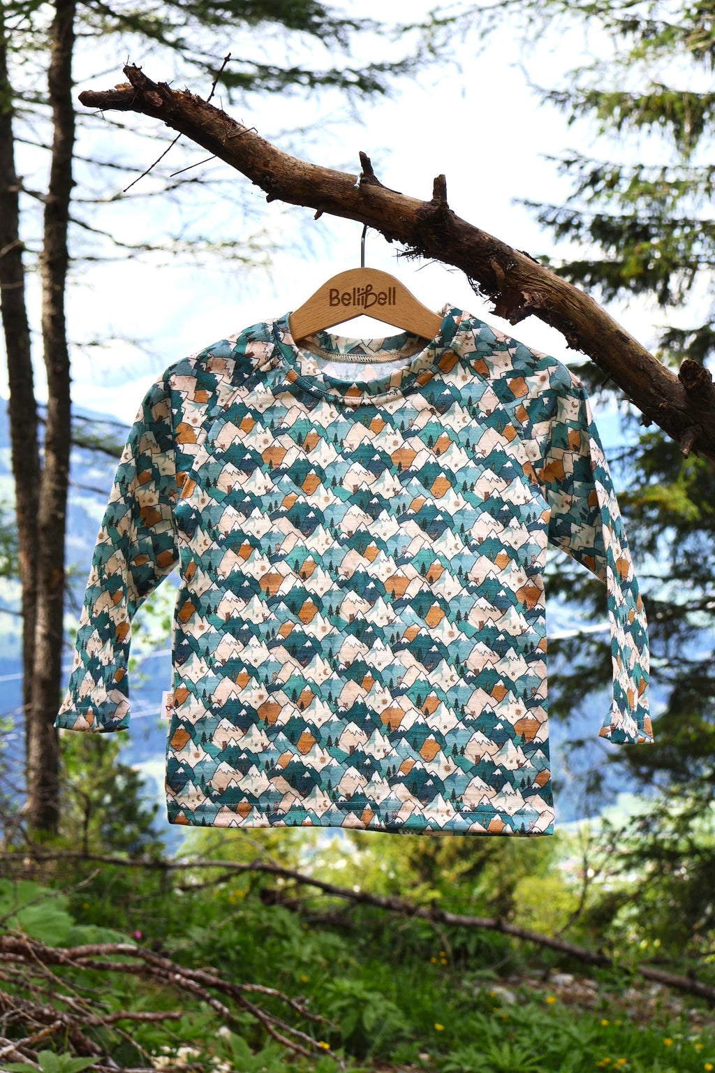 Kinder Merino Langarmshirt Eisberge aus Merinowolle mit handgezeichnetem Bergmotiv von Bellibell