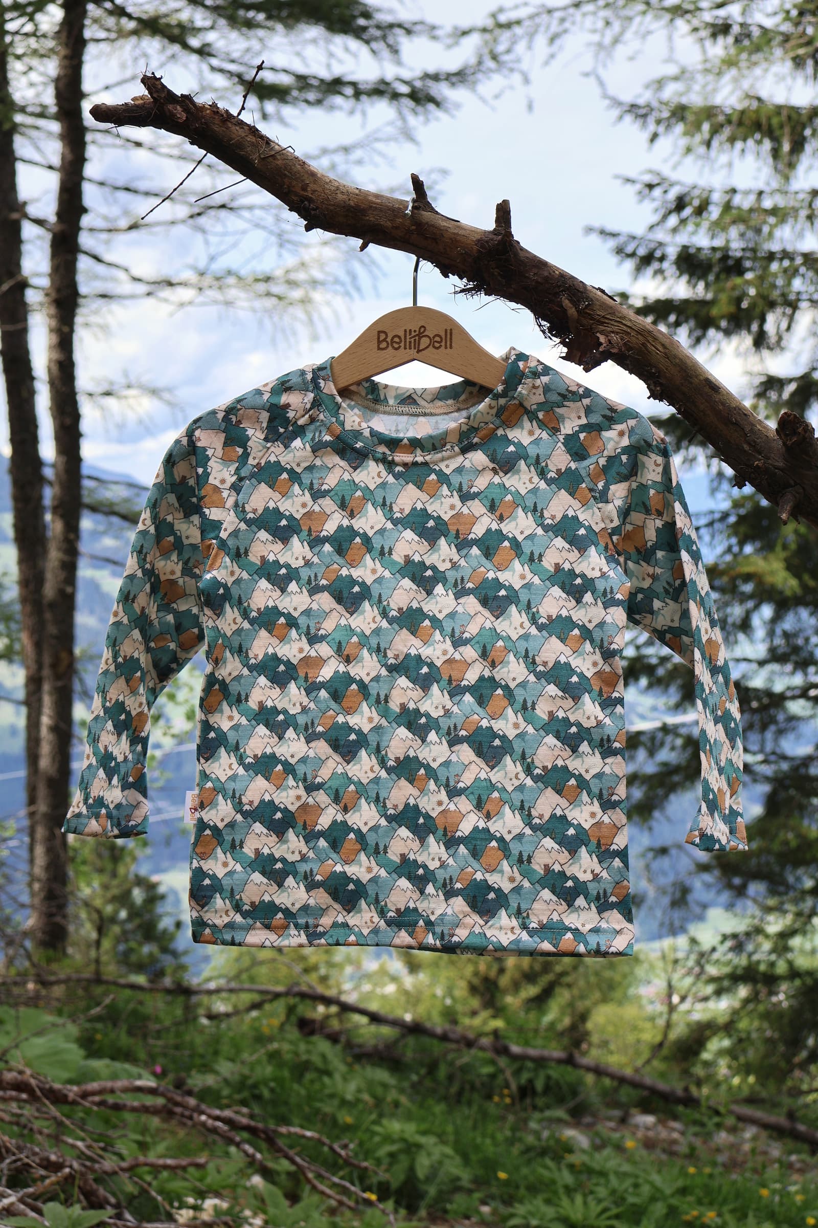 Kinder Merino Langarmshirt Eisberge aus Merinowolle mit handgezeichnetem Bergmotiv von Bellibell