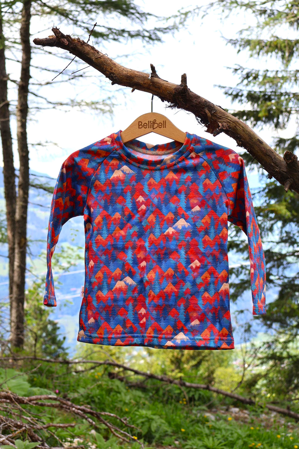 Kinder Merino Langarmshirt Rote Berge Blau aus Merinowolle von Bellibell