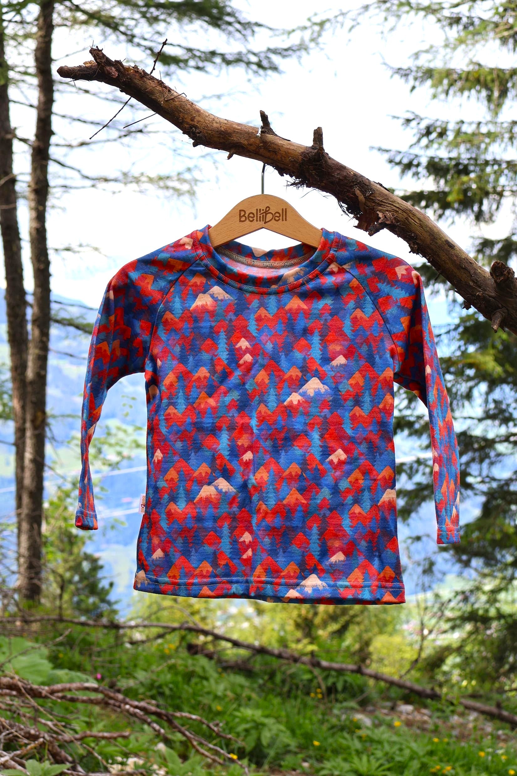 Kinder Merino Langarmshirt Rote Berge Blau aus Merinowolle von Bellibell