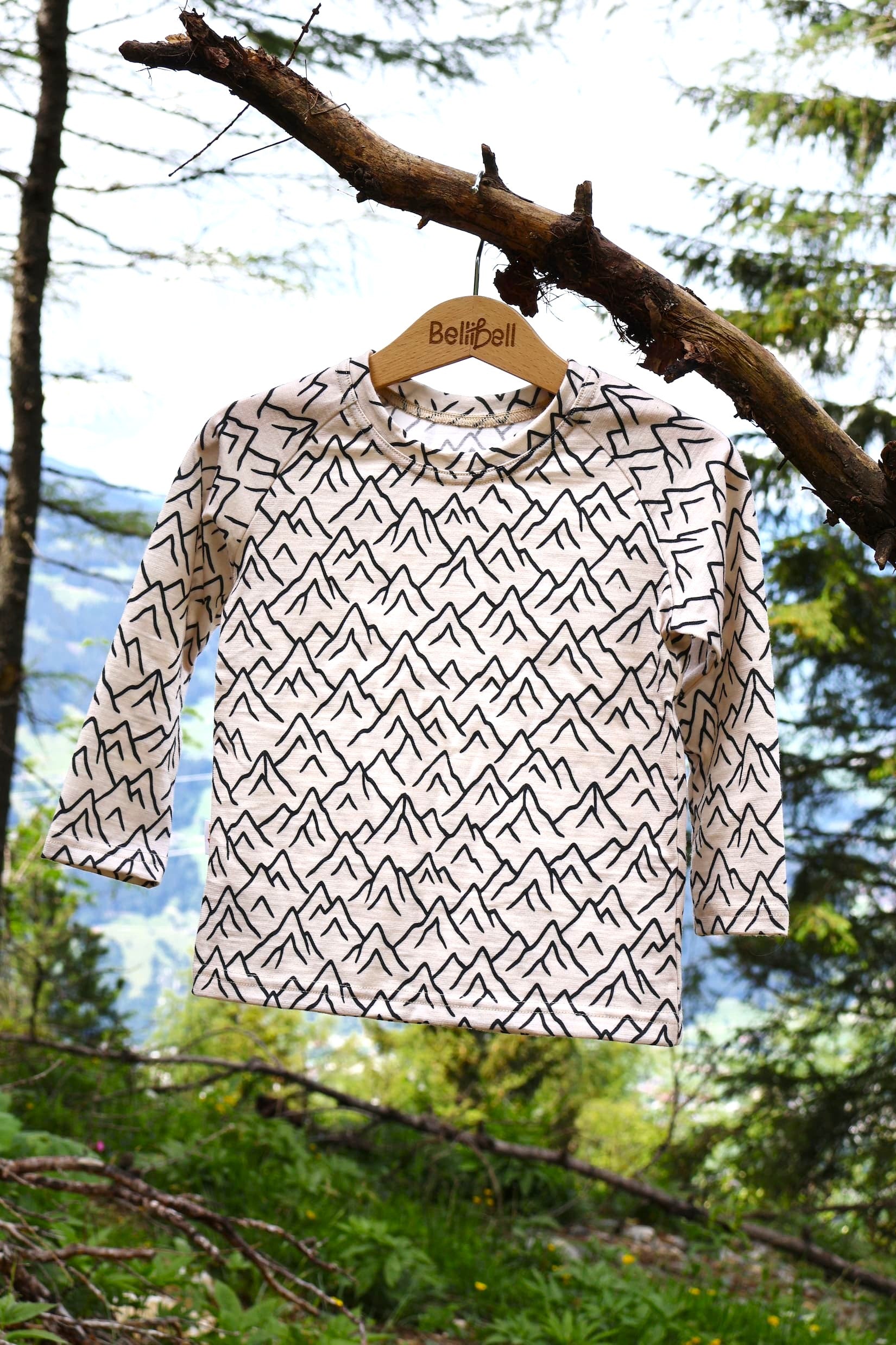 Kinder Merino Langarmshirt Schwarze Berge Natur aus Merinowolle von Bellibell