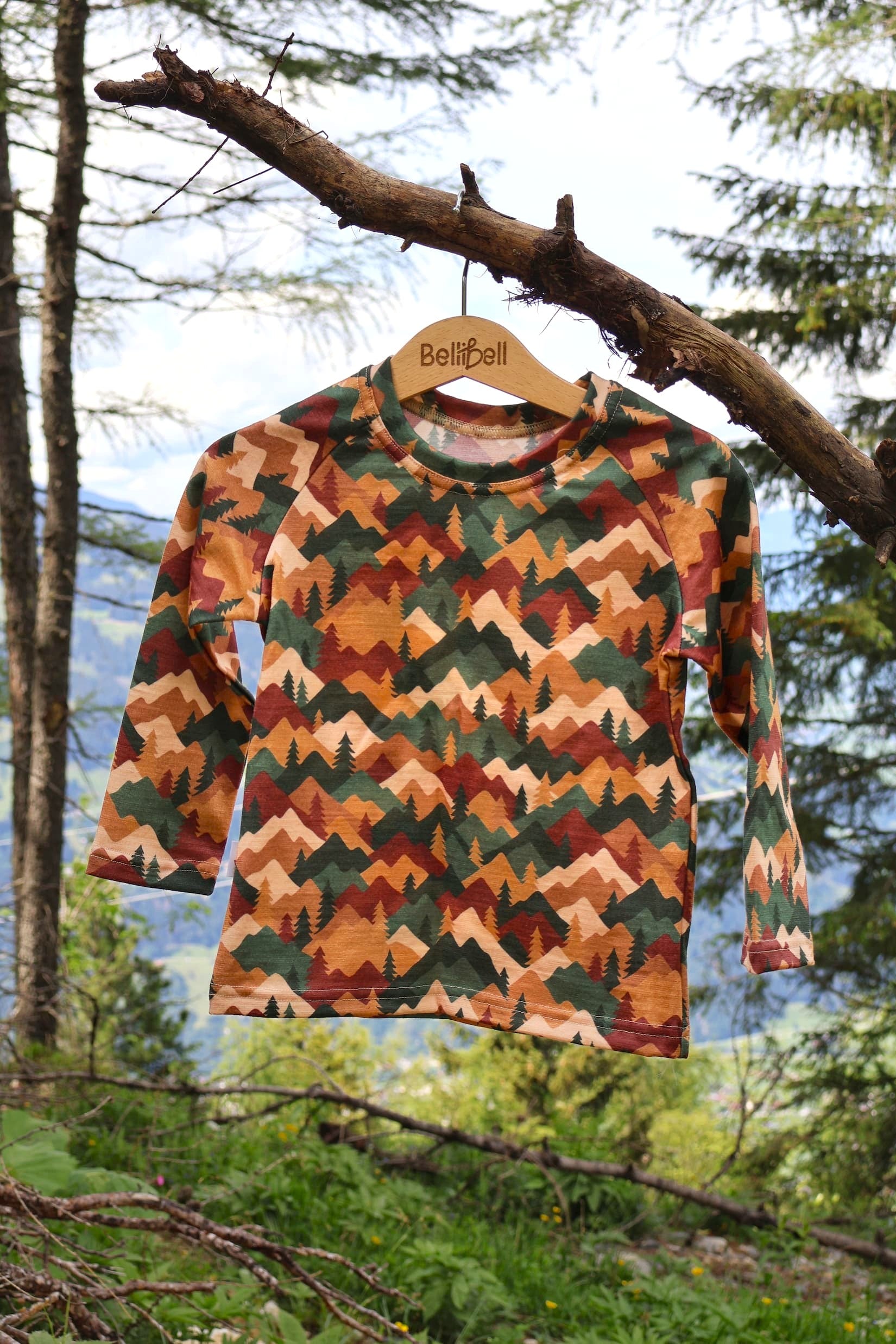 Kinder Merino Langarmshirt Waldberge aus Merinowolle mit Berg- und Waldmotiv von Bellibell