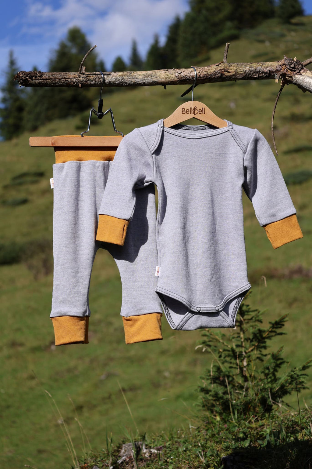 Merino Strampler – Grau mit Senf