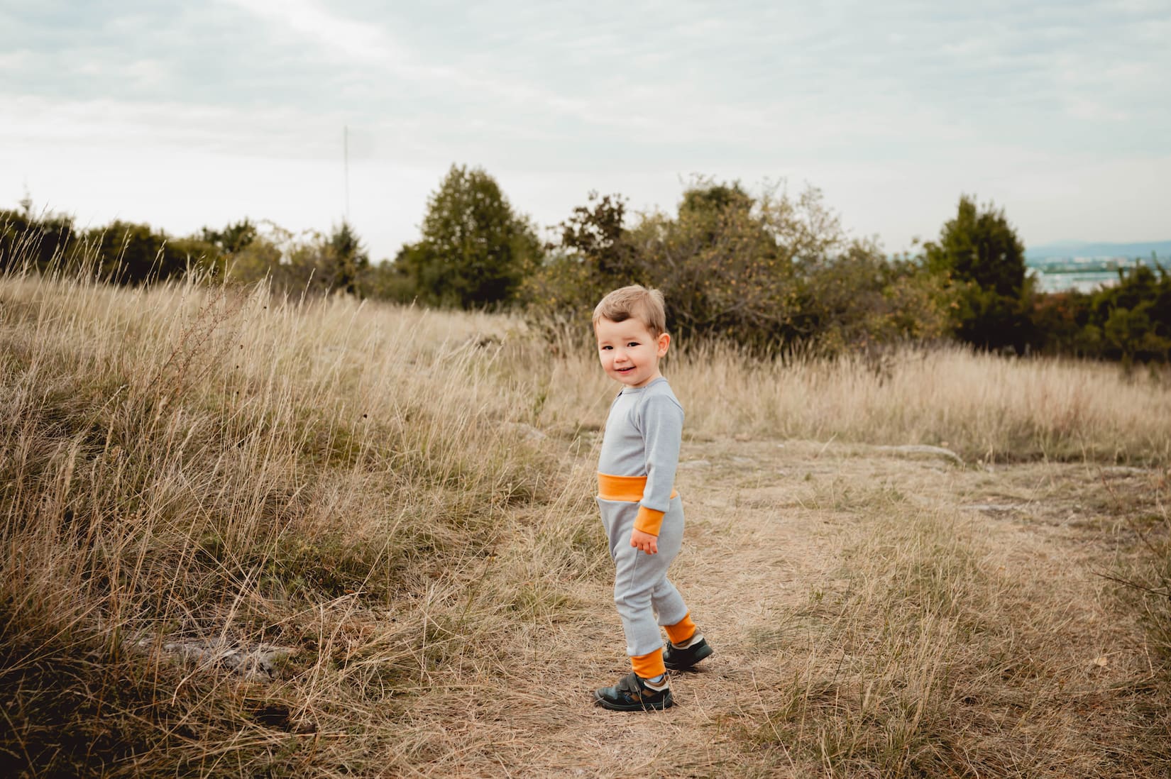 Merino Strampler – Grau mit Senf