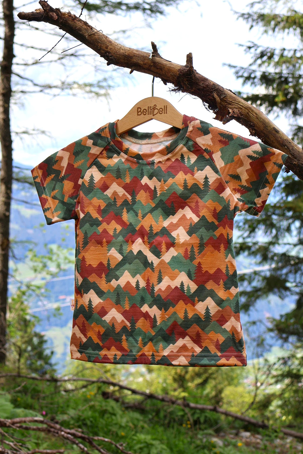 Kinder Merino T-Shirt Bergwald aus Merinowolle mit Berg- und Waldmotiv von Bellibell