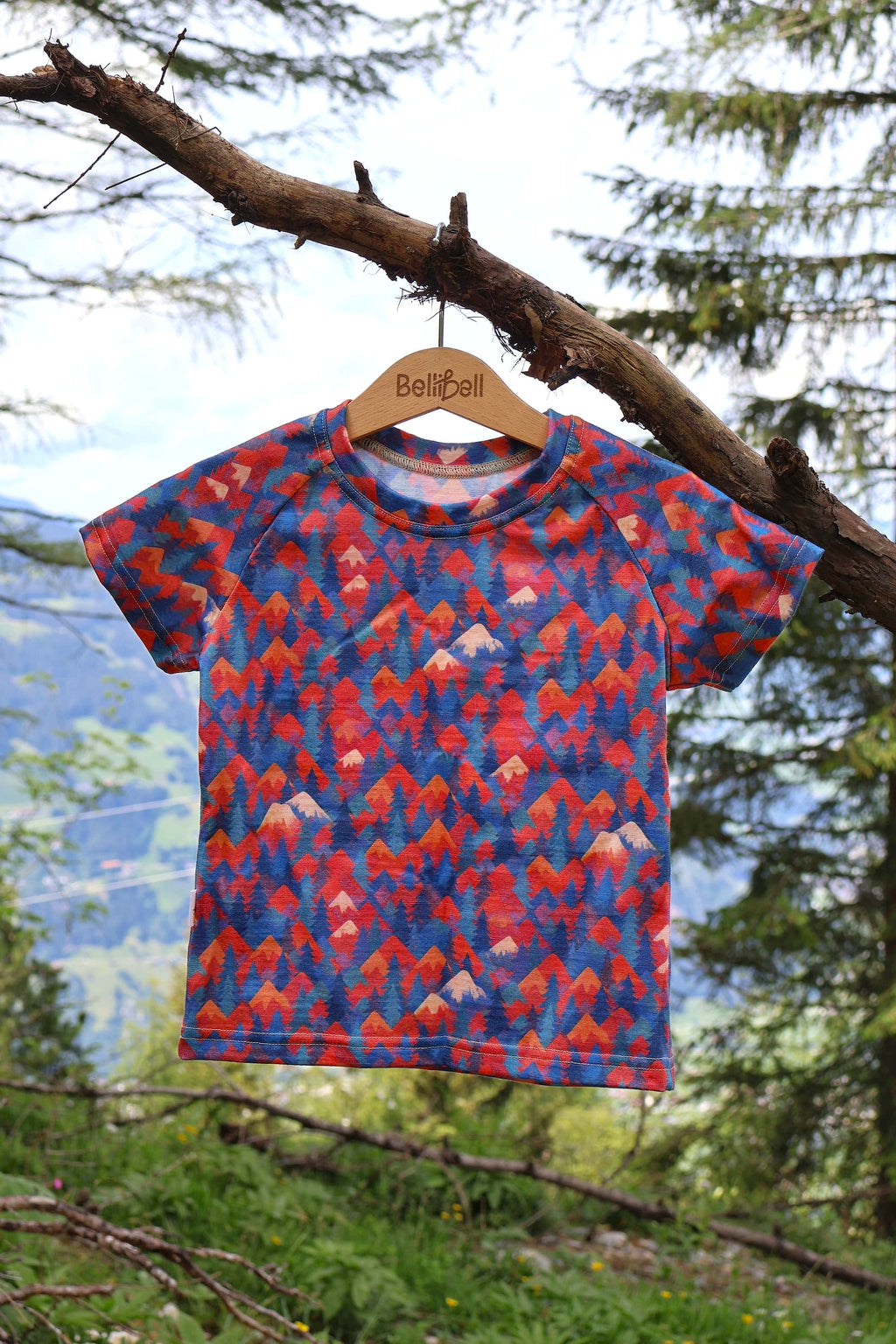 Kinder Merino T-Shirt Rote Berge Blau von Bellibell aus 97% Merinowolle mit Bergmotiv